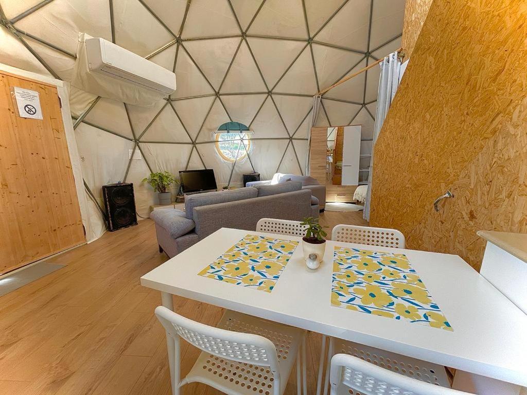 Olive Dome - כיפה גיאודזית ענקית ומודרנית בין עצי הזית Hotel Yavneʼel Buitenkant foto